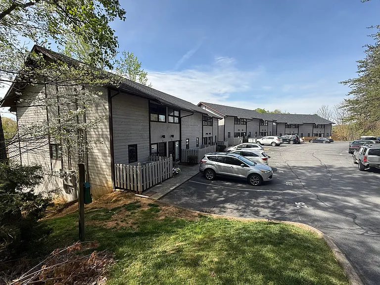 Laurelwood Apartments — Photo 5