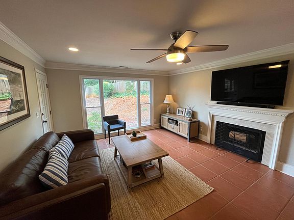 5th image of 460 Sherman Oaks Way