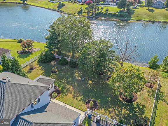 3rd image of 179 E Mill Pond Dr