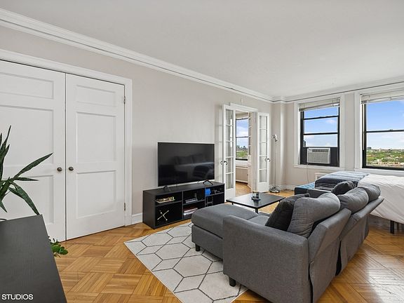 3rd image of 2000 N Lincoln Park West Pkwy #1011