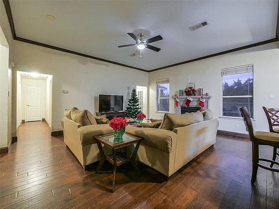 2nd image of 828 Parkside Dr