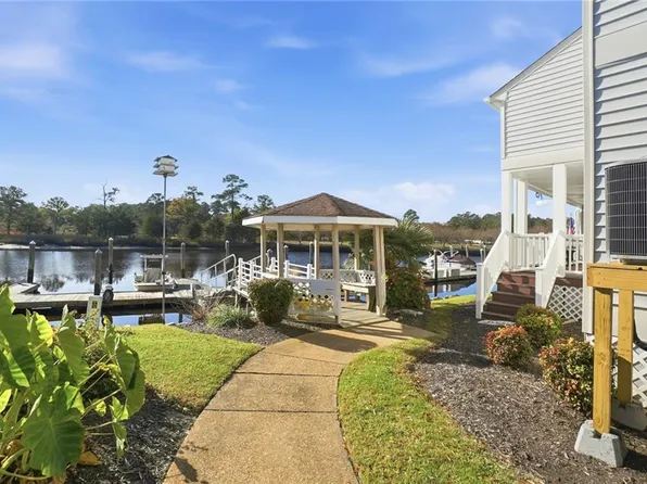 1 Sandy Point Ln Unit 218, Chesapeake, VA 23320