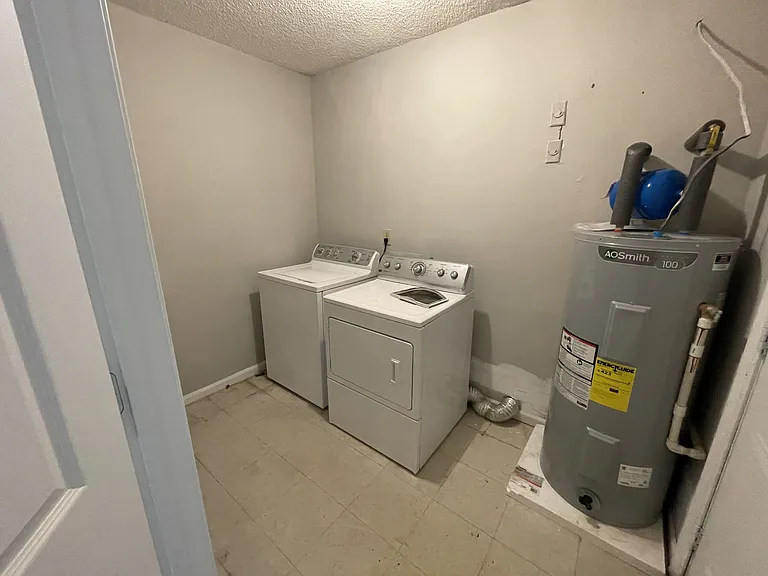 2430 Woodstock Ave — Photo 6