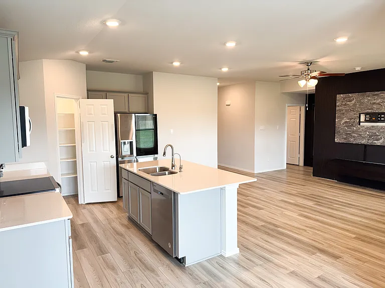 7307 Gilbert Dr — Photo 6