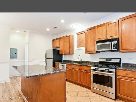 3rd image of 7322 N Claremont Ave #1W-L