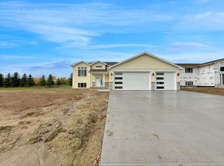 320 7th Ave SW, Surrey, ND 58785