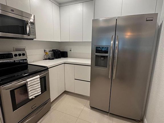4th image of 2301 Collins Ave APT 427