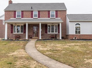 28 Colonial Park Dr, Springfield, PA 19064