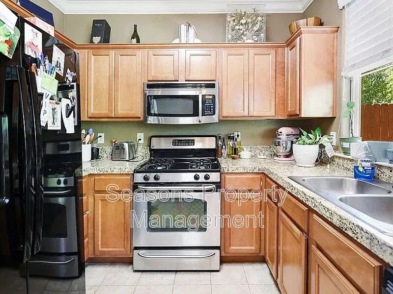 3 bed, 2.5 bath, 1275 sqft, $1,995 — Photo 2