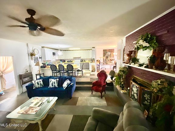 4th image of 557 W McPherson Dr