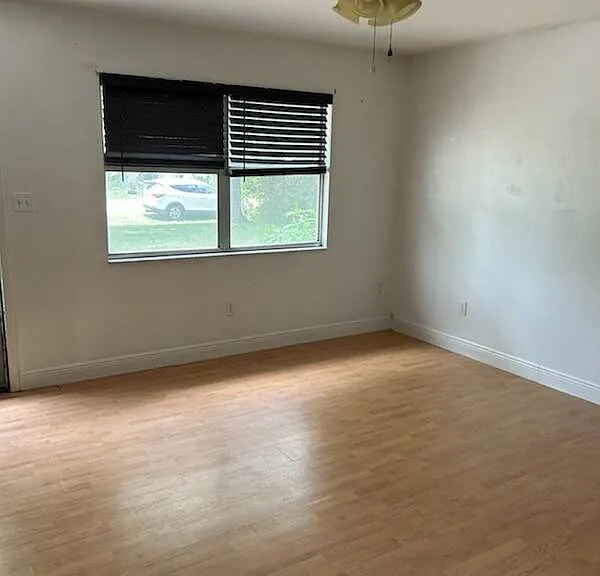 1406 Crossview St — Photo 3
