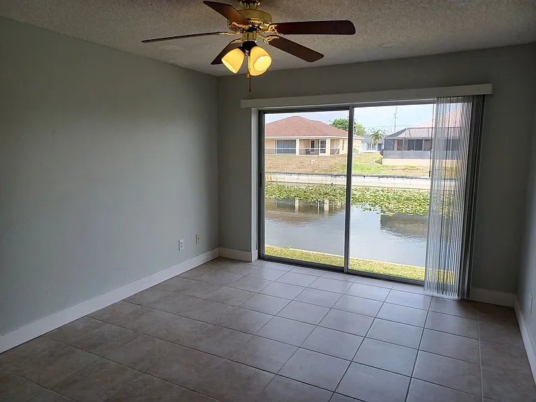 Community Pool / All Tiled Unit with a screened in lanai / Water Included & 1 mnth FREE — Photo 10