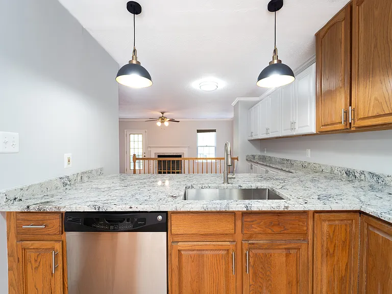 413 Lakeview Ct — Photo 10