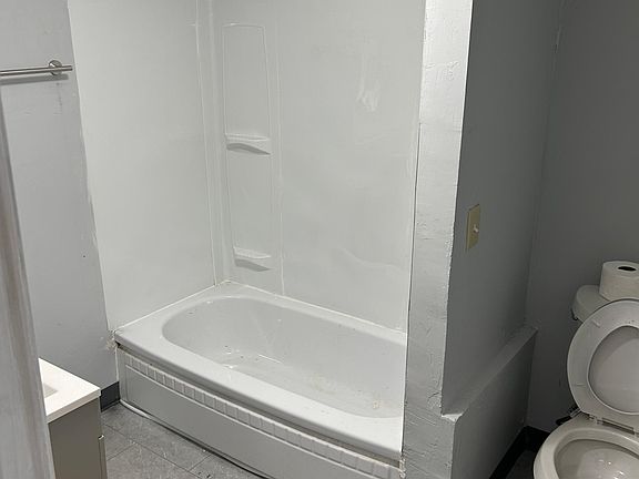 5th image of 823 School St