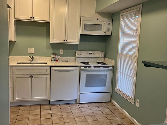 Upgraded Kitchen with NEW Cabinets & Appliance