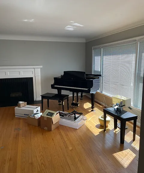 Living-room w/ windows towards the street