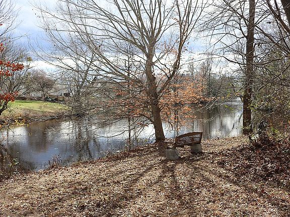 4th image of 127 Woodlake Ter