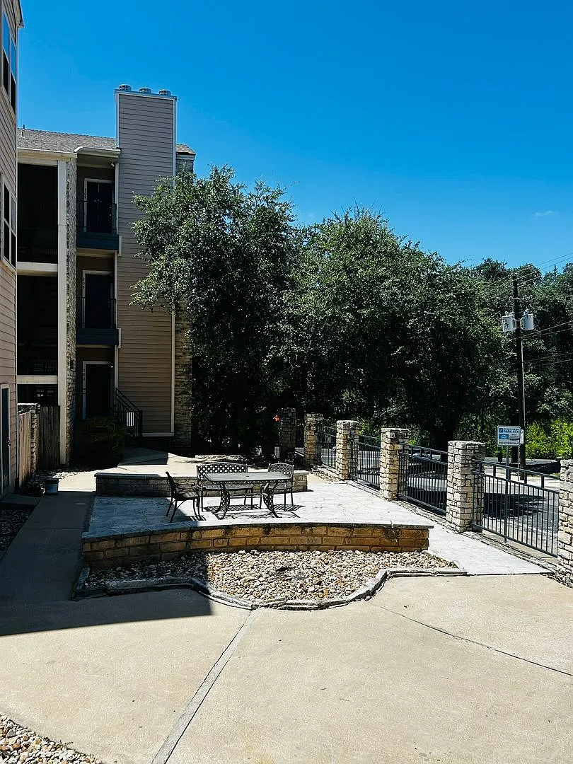 Winchester on West Campus - Huge 2Bd /2Ba - W/D - Reserved Parking - Fireplace - $1600 — Photo 3