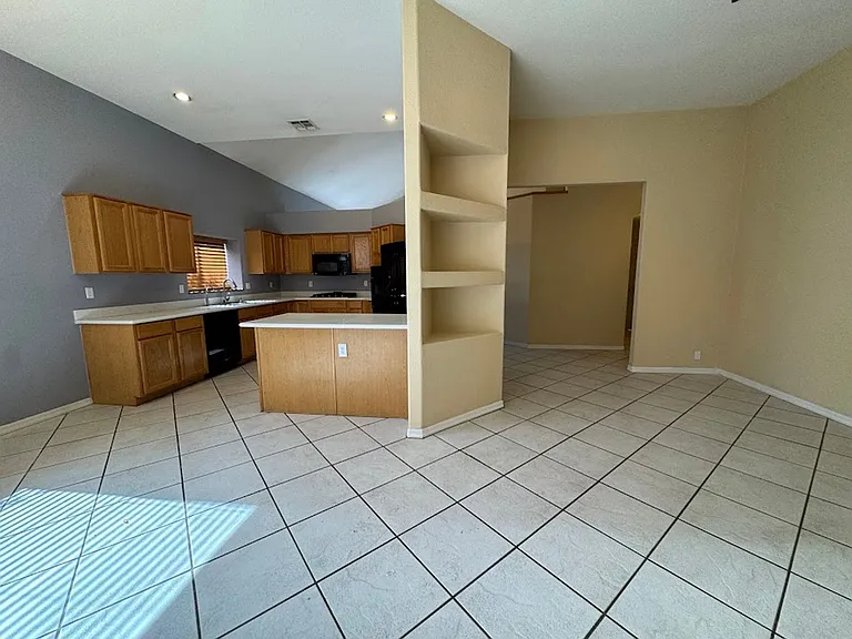 1510 E Charleston Ave — Photo 7
