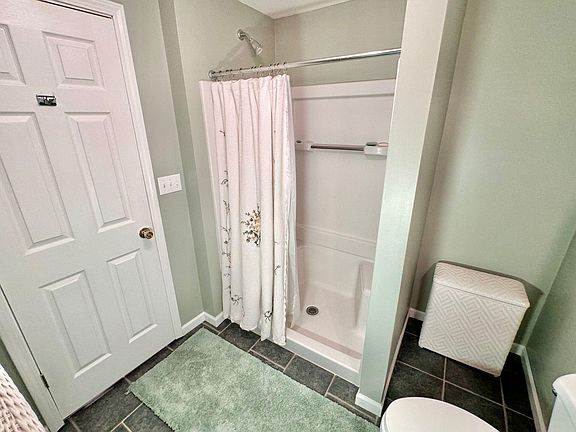 5th image of 195 Concord Cir
