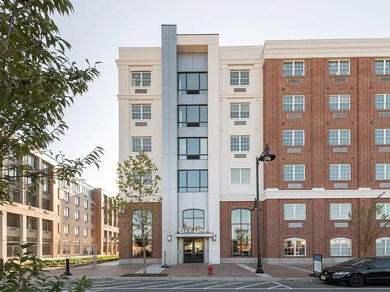 33 University Place Blvd — Photo 2