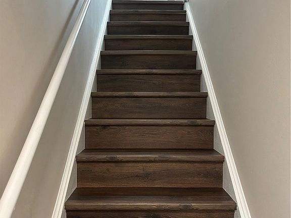 3rd image of 972 Eastbrooke Ln