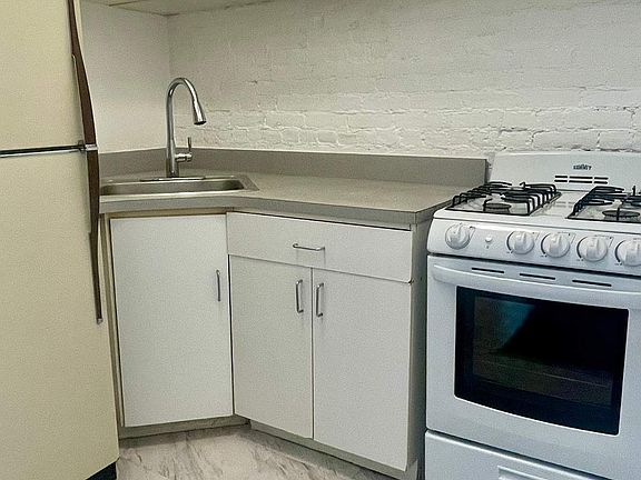 4th image of 41 W 71st St APT 3E