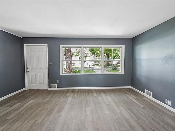 4th image of 11217 Manchester Ave
