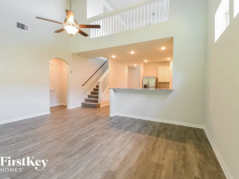 317 Lakeway Cir — Photo 2