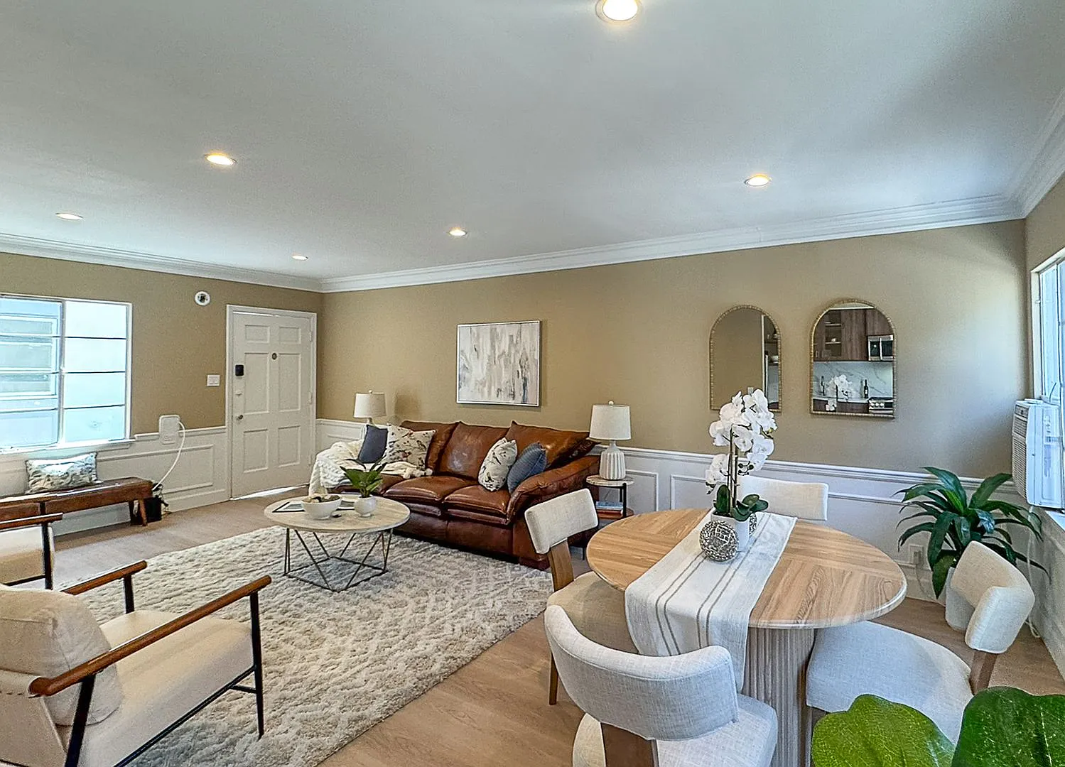 Stunning Upper-Level Residence in Prime Beverly Hills Neighborhood — Photo 3