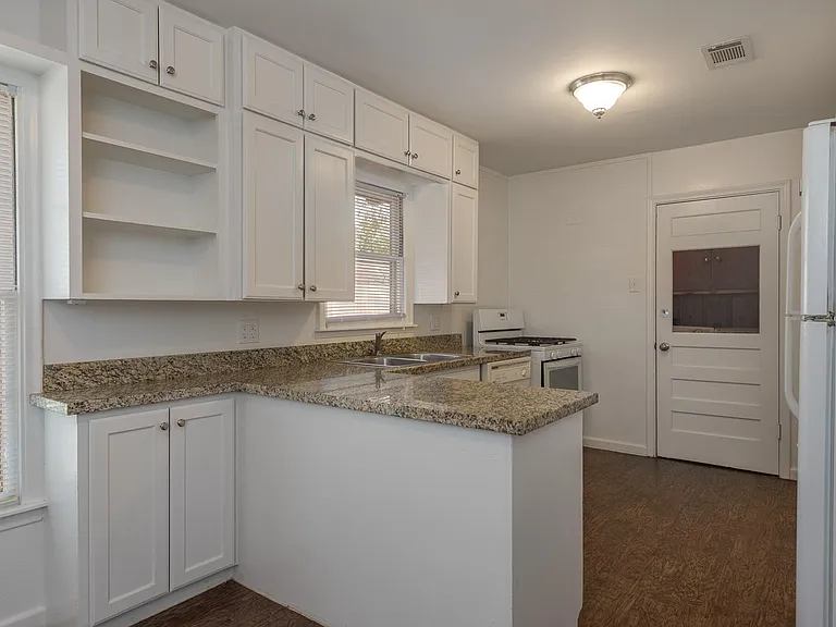 708 Broadmoor Dr — Photo 1