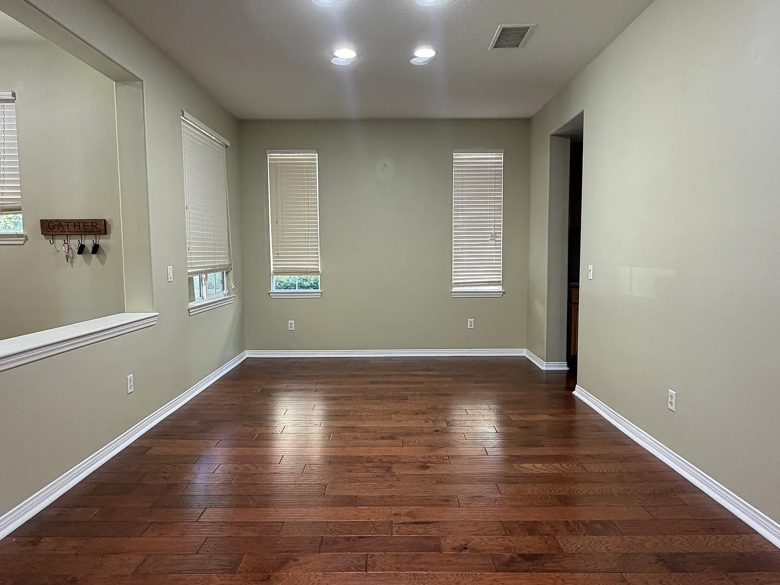 5 bed, 3192 sqft, $4,300 — Photo 4