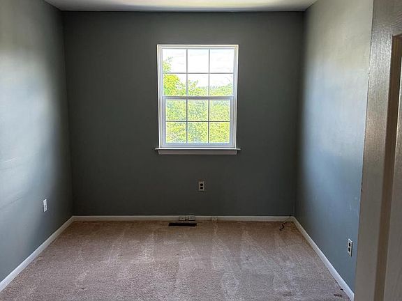 4th image of 218 Lexington Rd