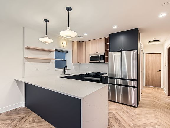 4th image of 1655 W Superior St #1