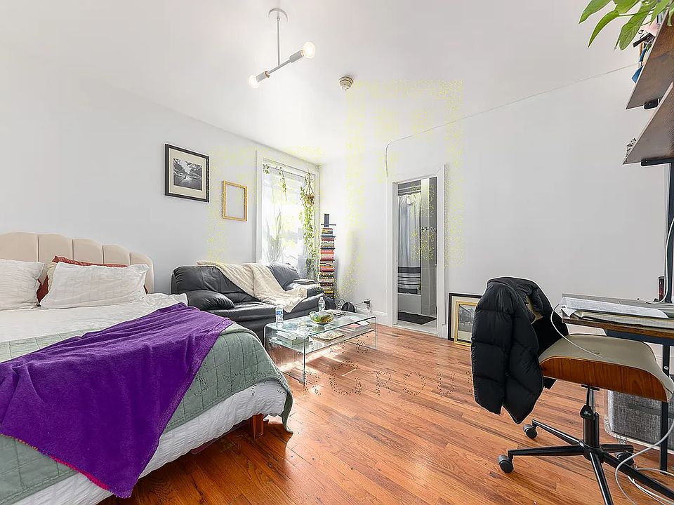 2nd image of 678 Hancock St #4Z