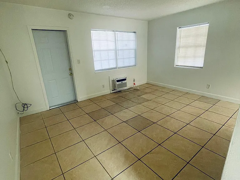 3806 Hollywood Blvd — Photo 4
