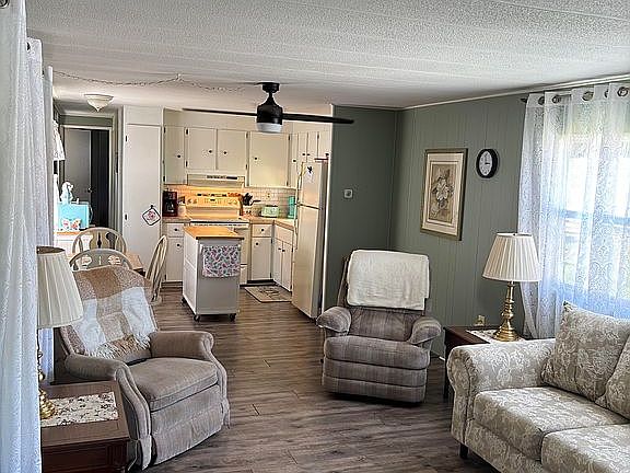 5th image of 210 Alice Dr