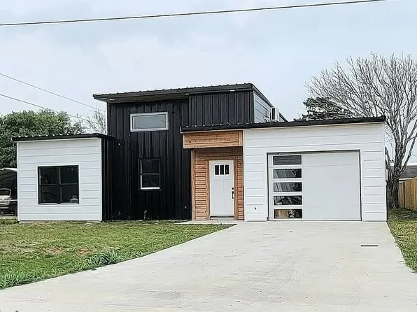 90 Avril Dr, Pt Lavaca, TX 77979