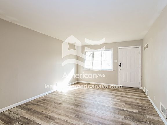 1193128_004_living_room_14240017.jpg