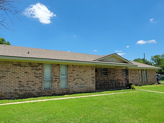 2 bedroom, 2 bathroom (en suite)
large yard
good neighborhood!