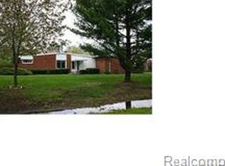 31818 Bella Vista Dr, Farmington Hills, MI