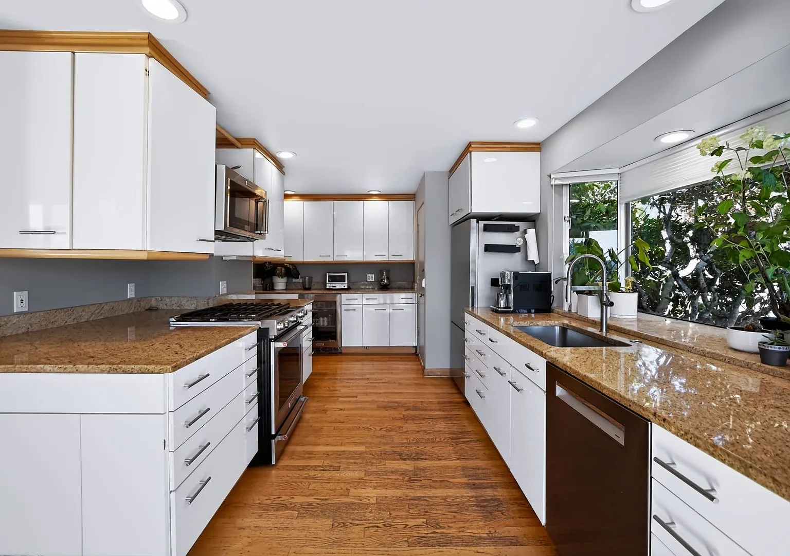 Midcentury Home In Hawthorne Hills-Quiet Neighborhood with Scenic views Minutes from UW — Photo 4