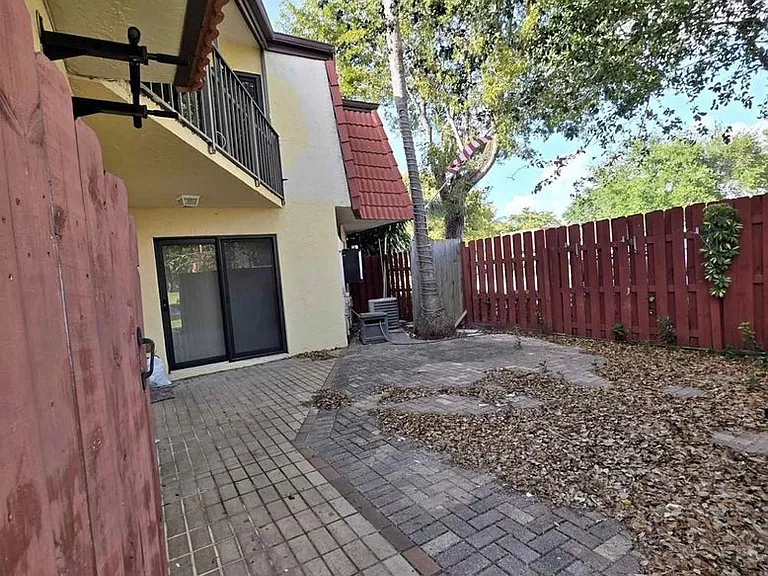 3928 Victoria Dr — Photo 11