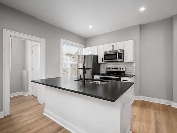 2nd image of 988 Heyl Ave