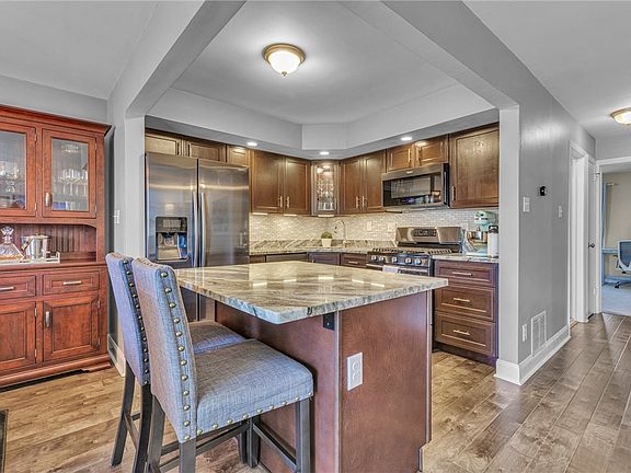 4th image of 610 Maple Ln APT 1