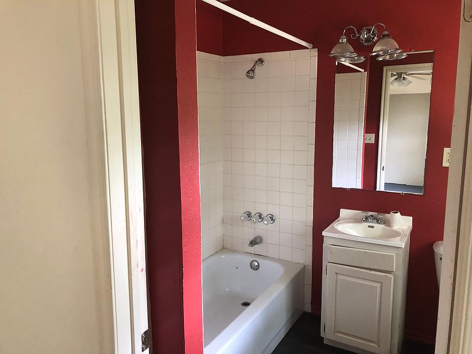 2nd image of 109 NW 4th St