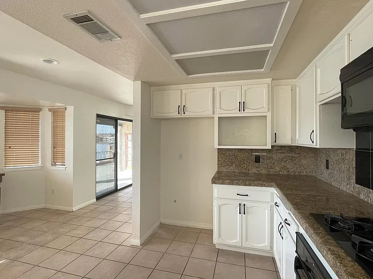 18135 Lakeview Dr — Photo 6