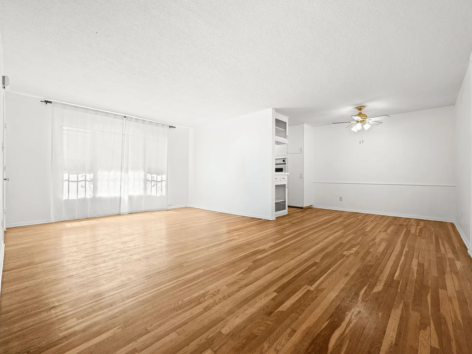 1 bed, 950 sqft, $2,390 — Photo 2