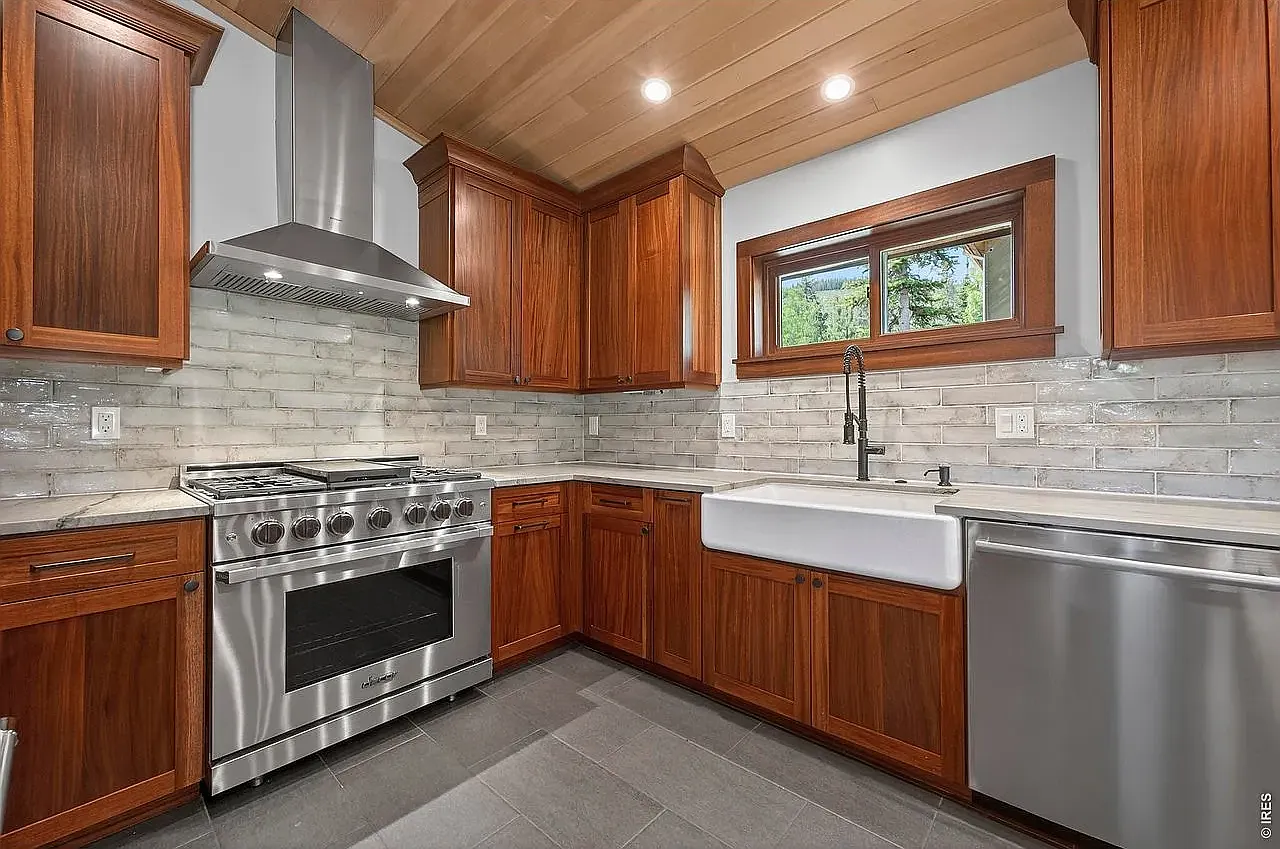 3 bed, 2.5 bath, 2372 sqft, $5,400 — Photo 3