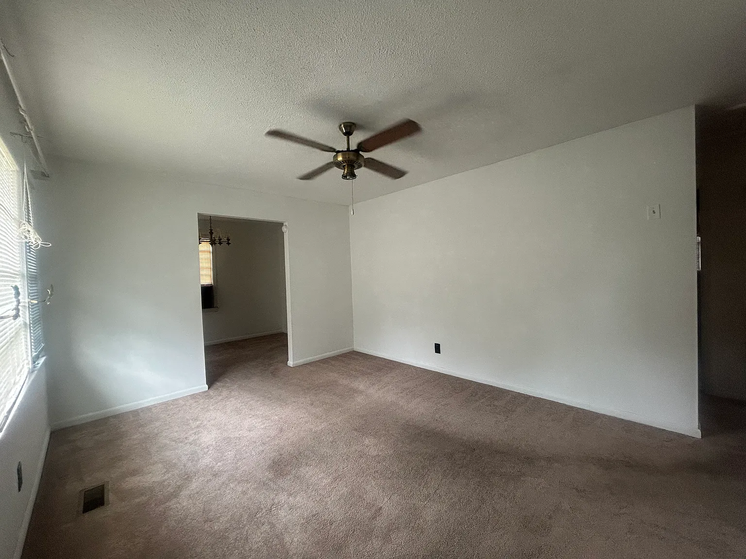 3 bed, 970 sqft, $1,300 — Photo 3